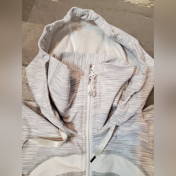 Lululemon Stride zip hooded jacket. Striped. Heathered grey and white. Size 2. - Picture 5 of 16